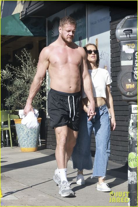 Dan Reynolds Goes Shirtless During Afternoon Outing。